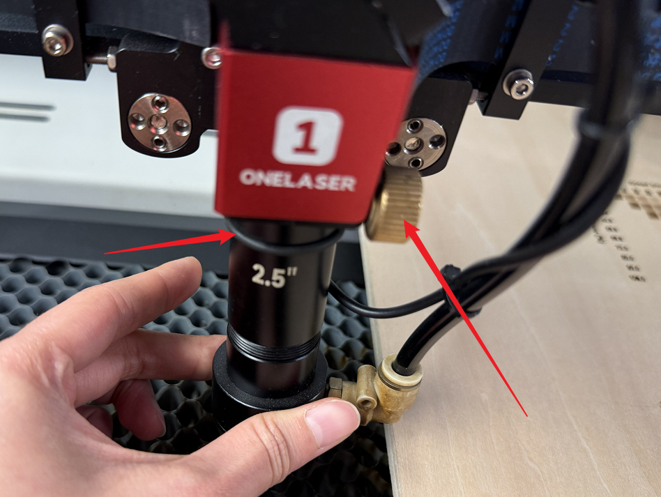 Adjusting screw and rubber ring on lens barrel