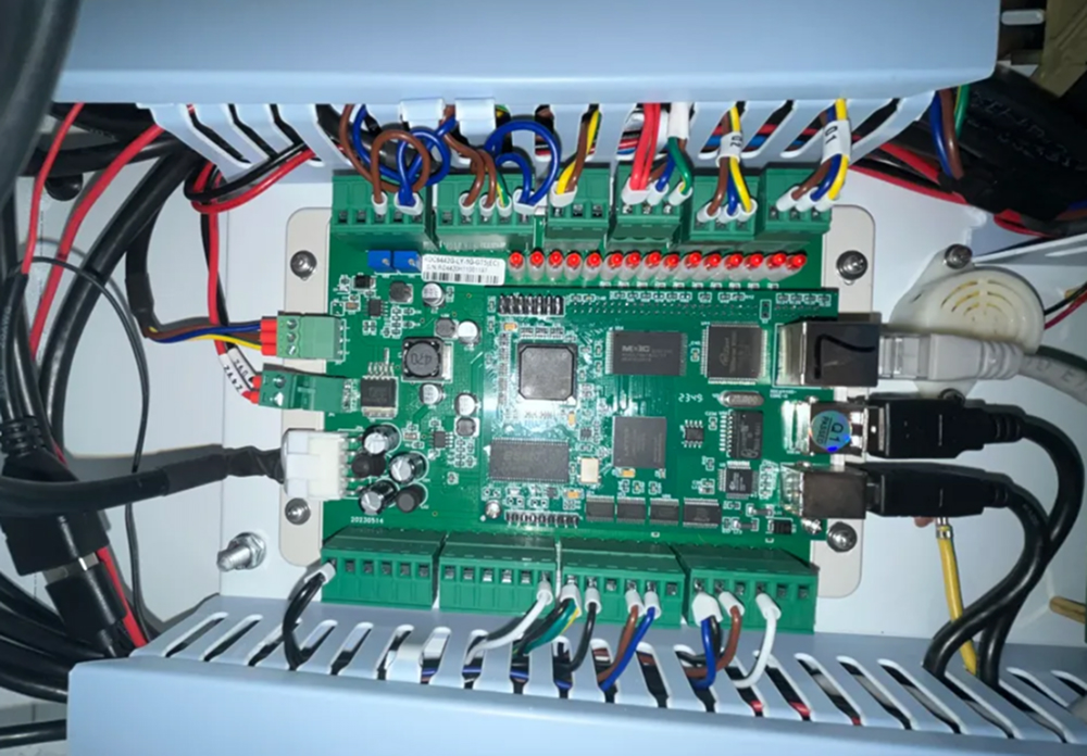 Hydra control board wiring before disconnection