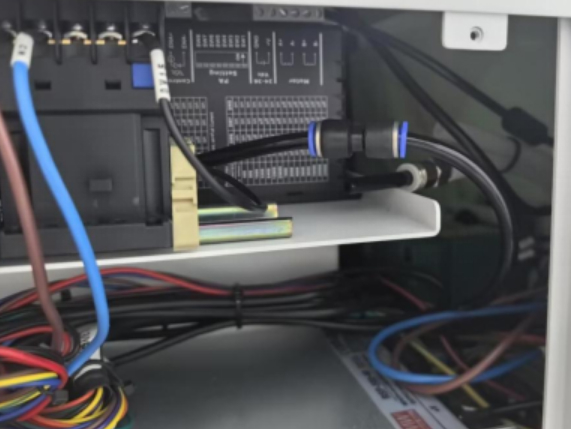 Connecting external air tube to air valve