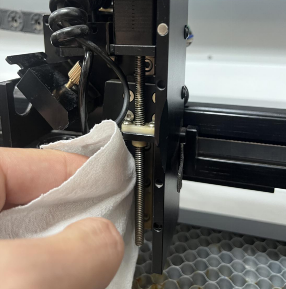 Cleaning the X Series screw rod with a dry cloth