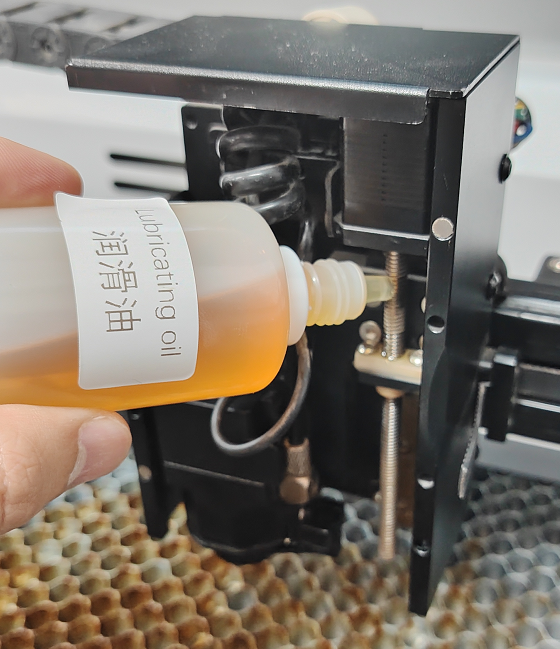 Applying lubricant to the X Series screw rod