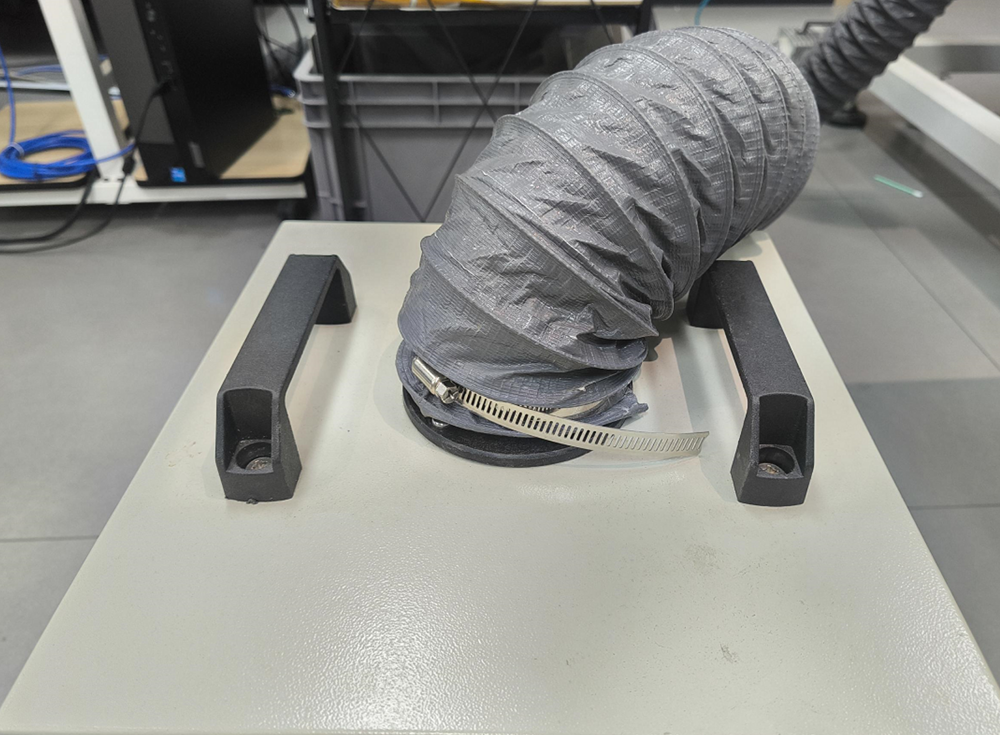 Use a cross screwdriver to tighten the hose clamp