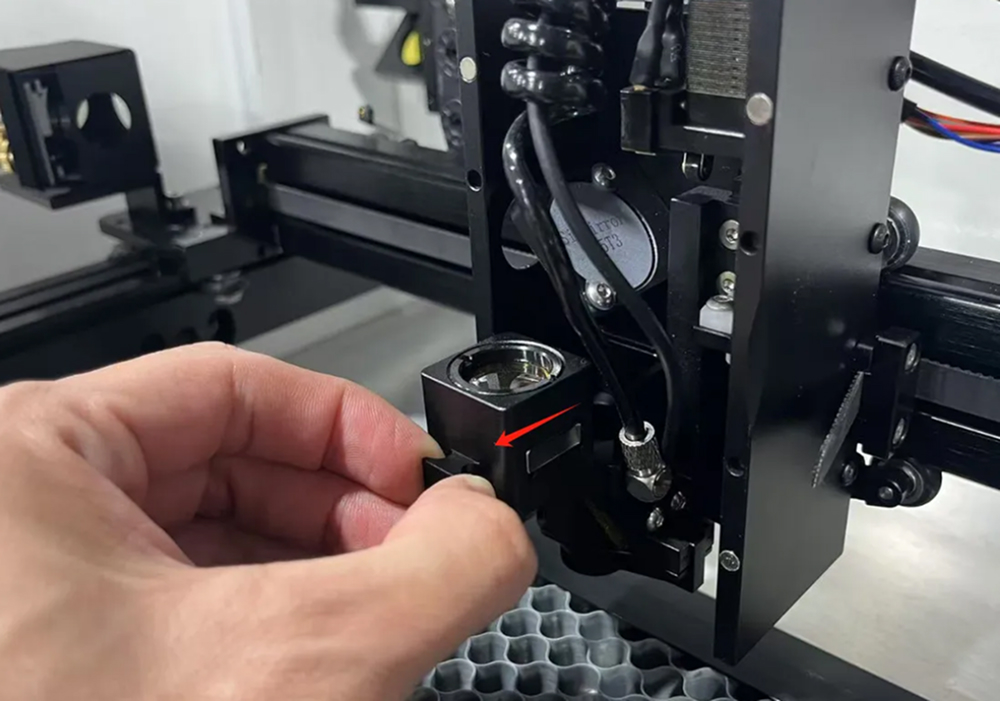 Removing the focusing lens seat from a laser head